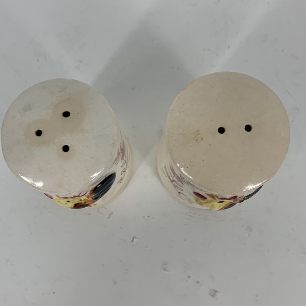 Vintage Country chicken salt& pepper shakers from Japan. Chickens with flowers - Picture 3 of 6